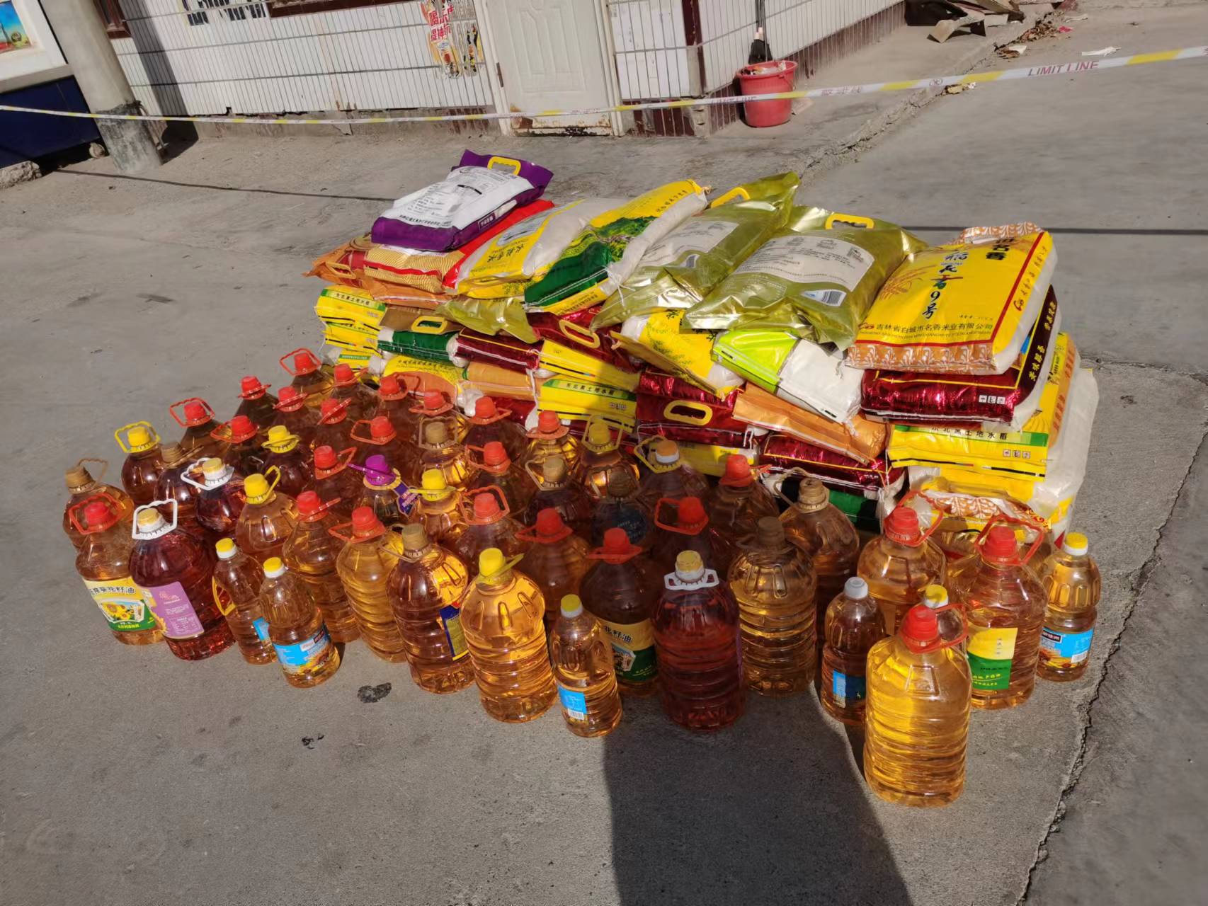 库尔勒：社区干部忙“代购”解决老人购物难