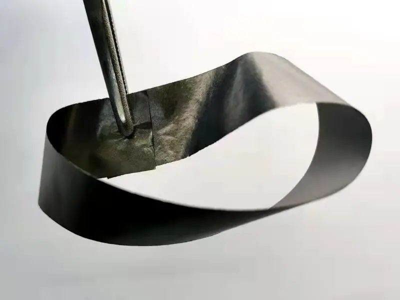 全球领先！何大平团队将纳米级石墨粉打造成石墨烯薄膜