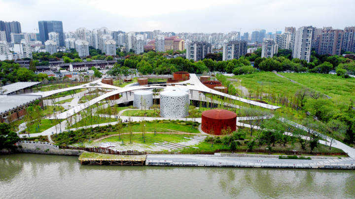 工业油罐改造成“大灯笼”亮灯时美呆了杭州小河公园国庆开放