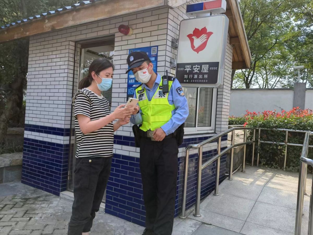 国庆假期申城各景点民众“打卡忙”警方多措并举疏导客流