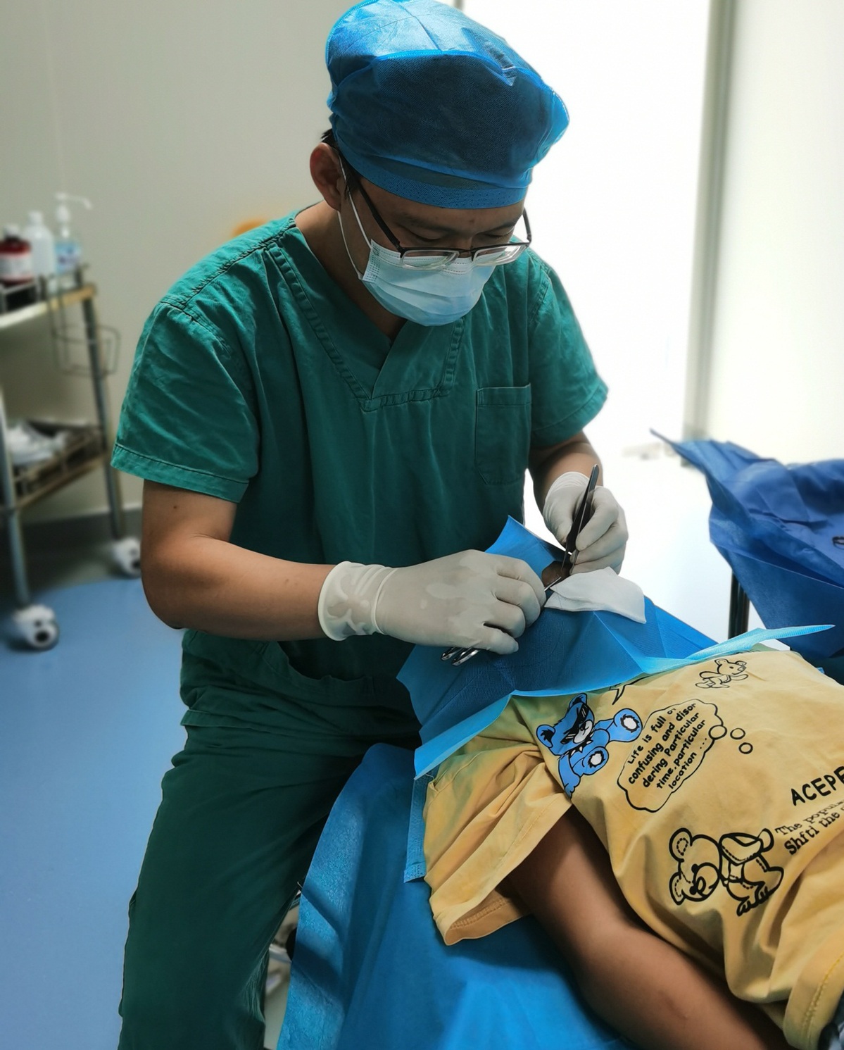 儿童脸被划破一周来得及处理,6岁宝宝脸上被树枝划伤出血