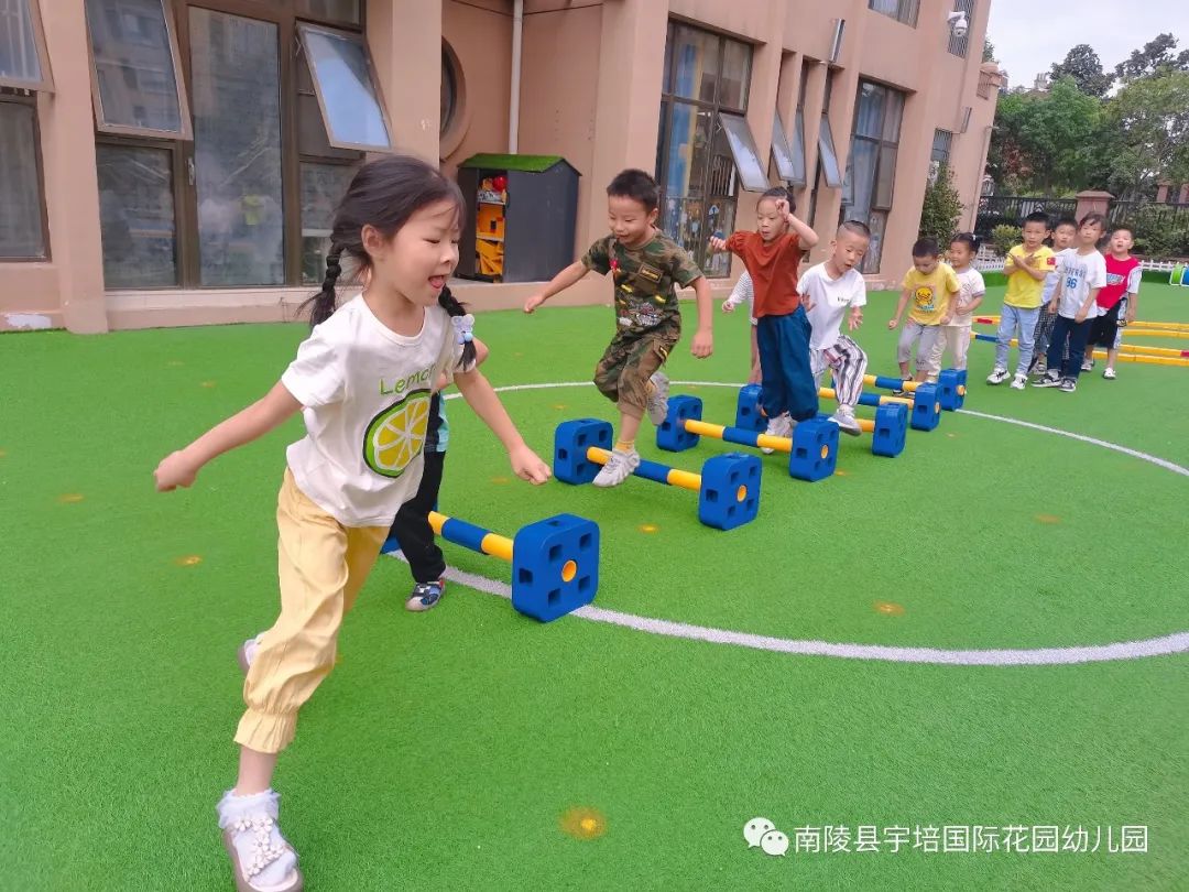 点赞他们在危急时刻挺身而出,点赞他们在烈日下的坚守