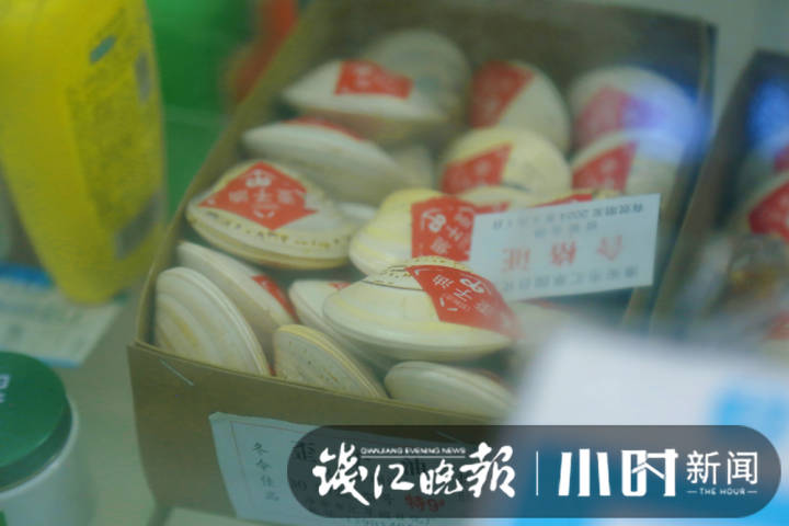天一冷，这里就“热”，杭州老店豫丰祥过冬用品火了，意外是很多小年轻来光顾