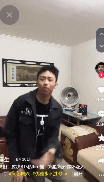 在星际穿越的玉米地摇花手,成了新的互联网荒诞艺术