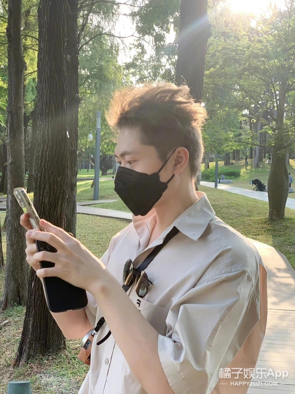 还记得“回忆专用小马甲”博主吗？他现在谈恋爱了？