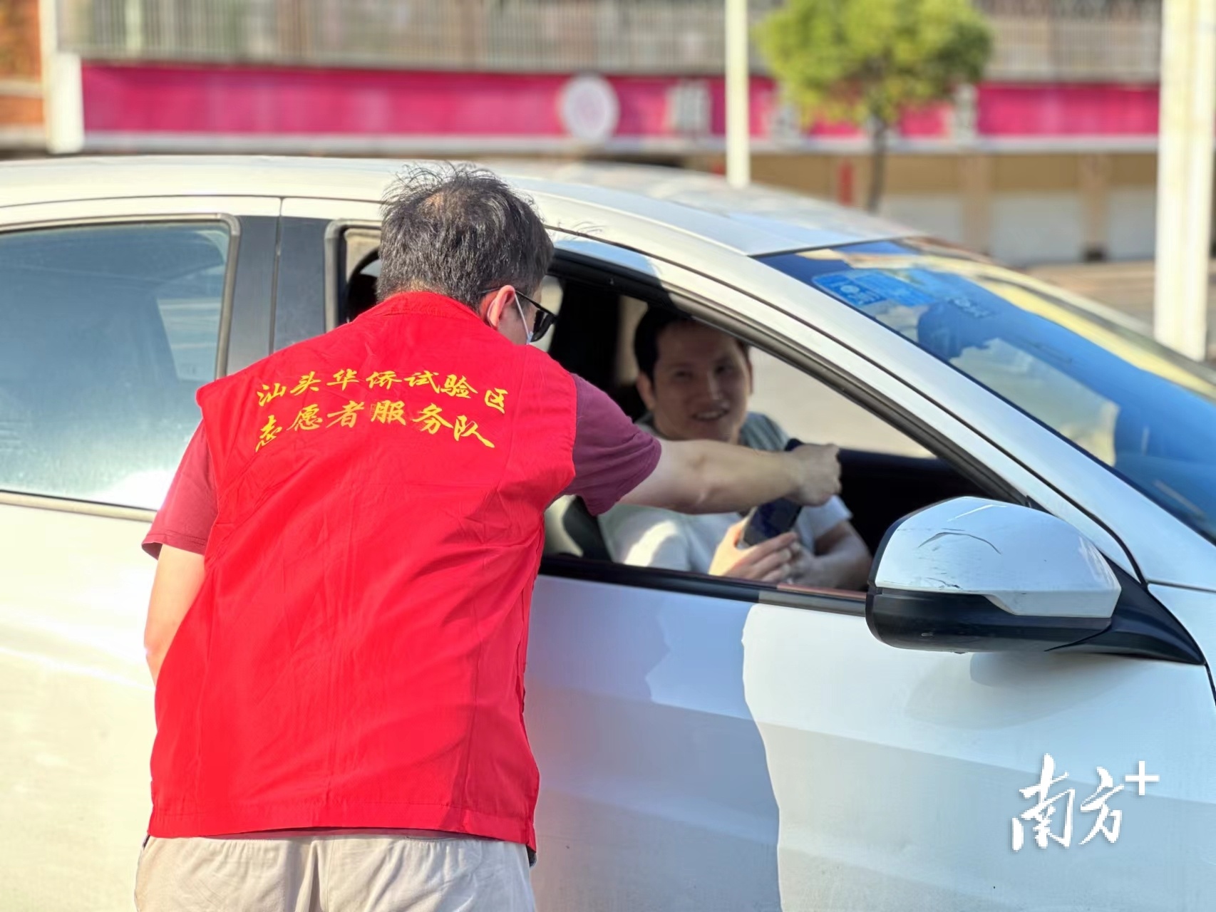 党员干部在疫线担当作为 (致敬奋战一线的基层党员干部)