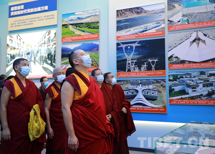 班禅:在*藏西**,五星红旗和老百姓发自内心的笑容最常见