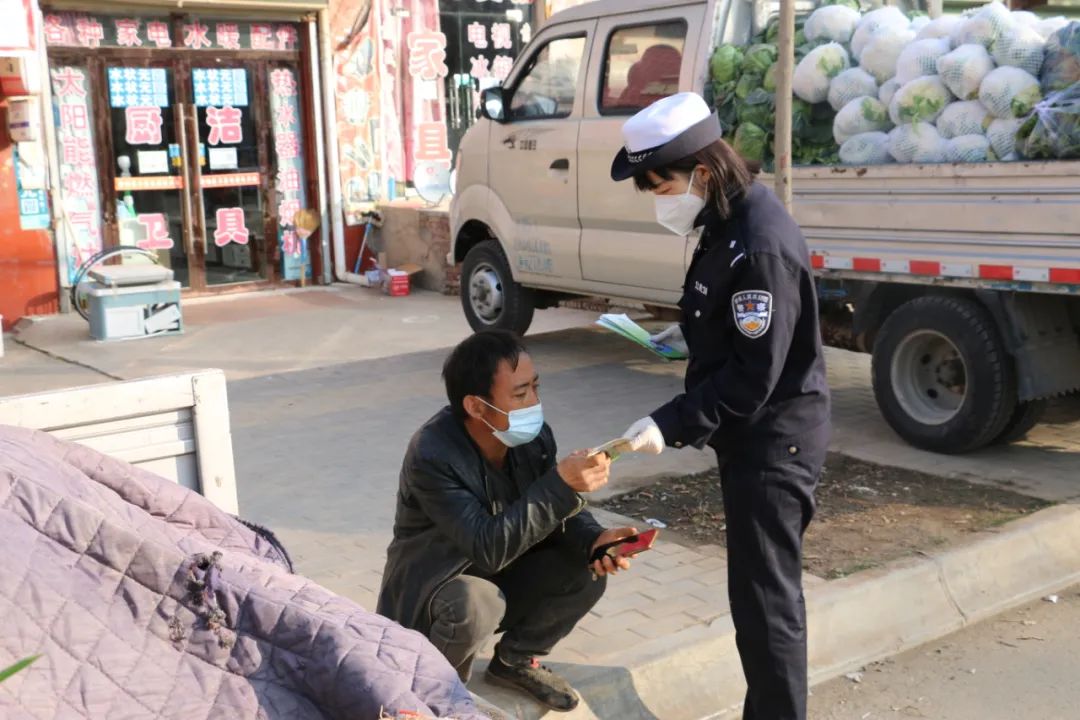 山阴交警进社区宣传交通安全,山亭交警进村入户宣传交通安全