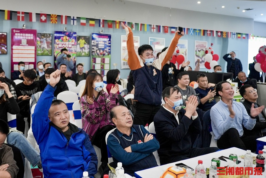 日本2:1逆转德国，这里的长沙球迷们荷尔蒙四溢