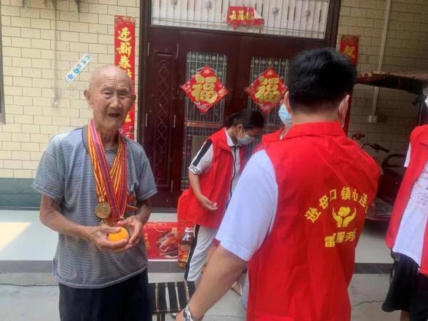 志愿服务统一穿红马甲,志愿者红马甲行动