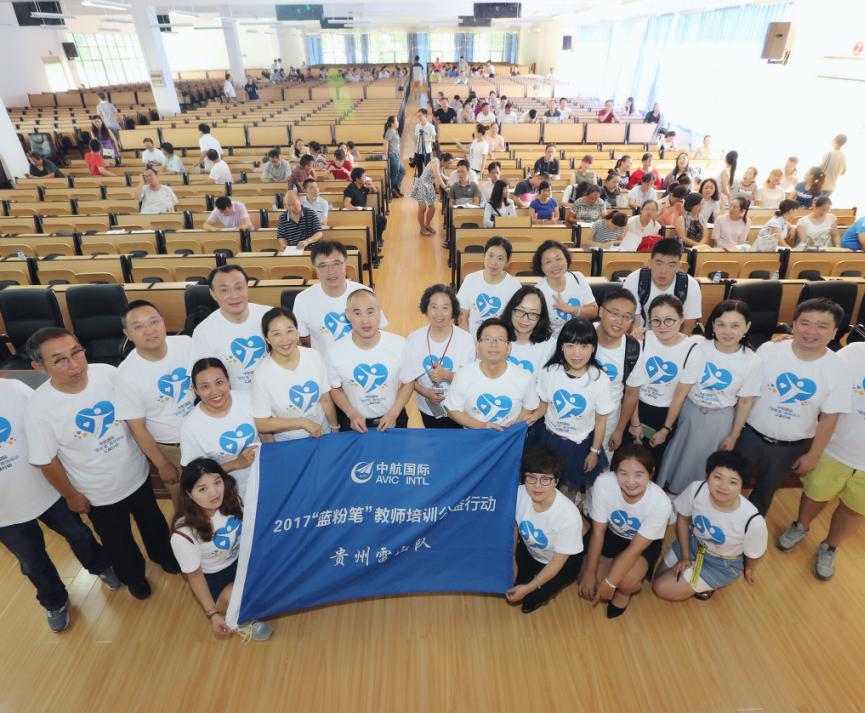 撑起乡村教育的希望,一支粉笔撑起一片蓝天