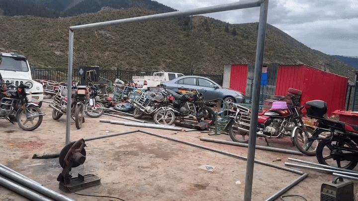 追光｜除了赚钱养家，山里的爸爸们还能修足球场