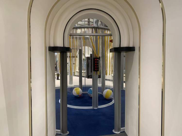 操作水力工厂、玩转特斯拉线圈……商场里开了个三层楼的沉浸式体验科技馆丨晨看展