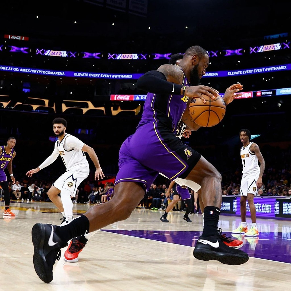 塔克最新上脚比赛球鞋,塔克上脚kobe3