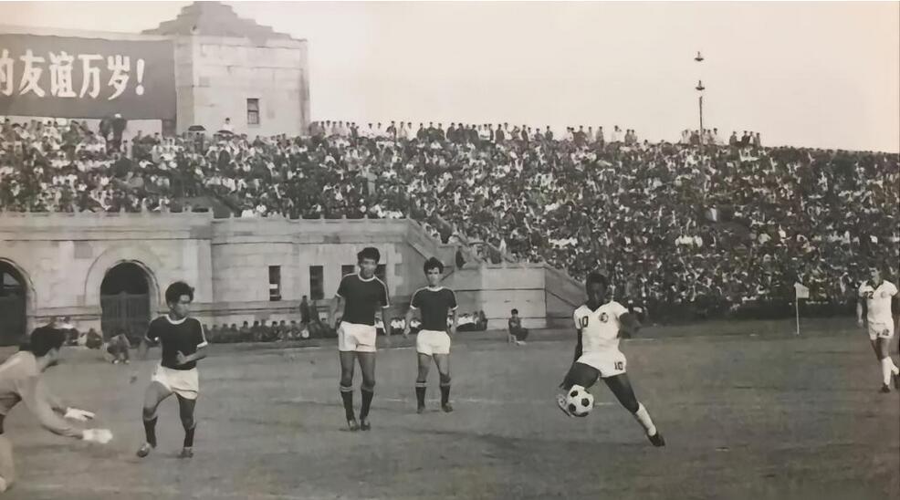 一代球王贝利落幕,徐根宝参加高丰文的追悼会了吗