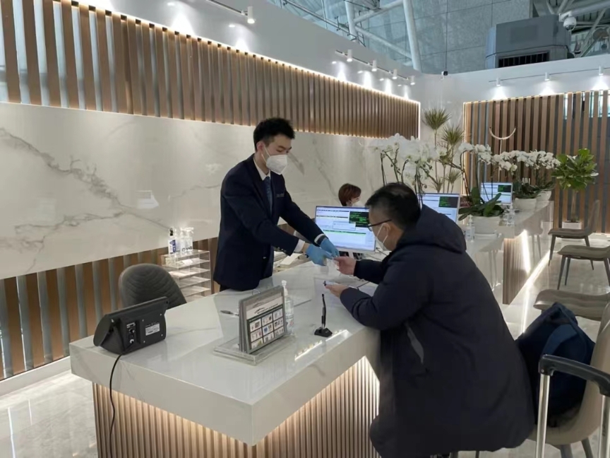 白云机场“00后”春运初体验