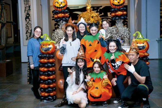 周建萍讲述韩美林,周建萍为韩美林做好一切准备