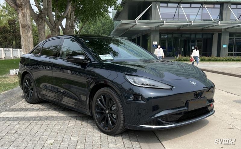 性能不变但细节拉满到店体验极狐阿尔法T国安版车型