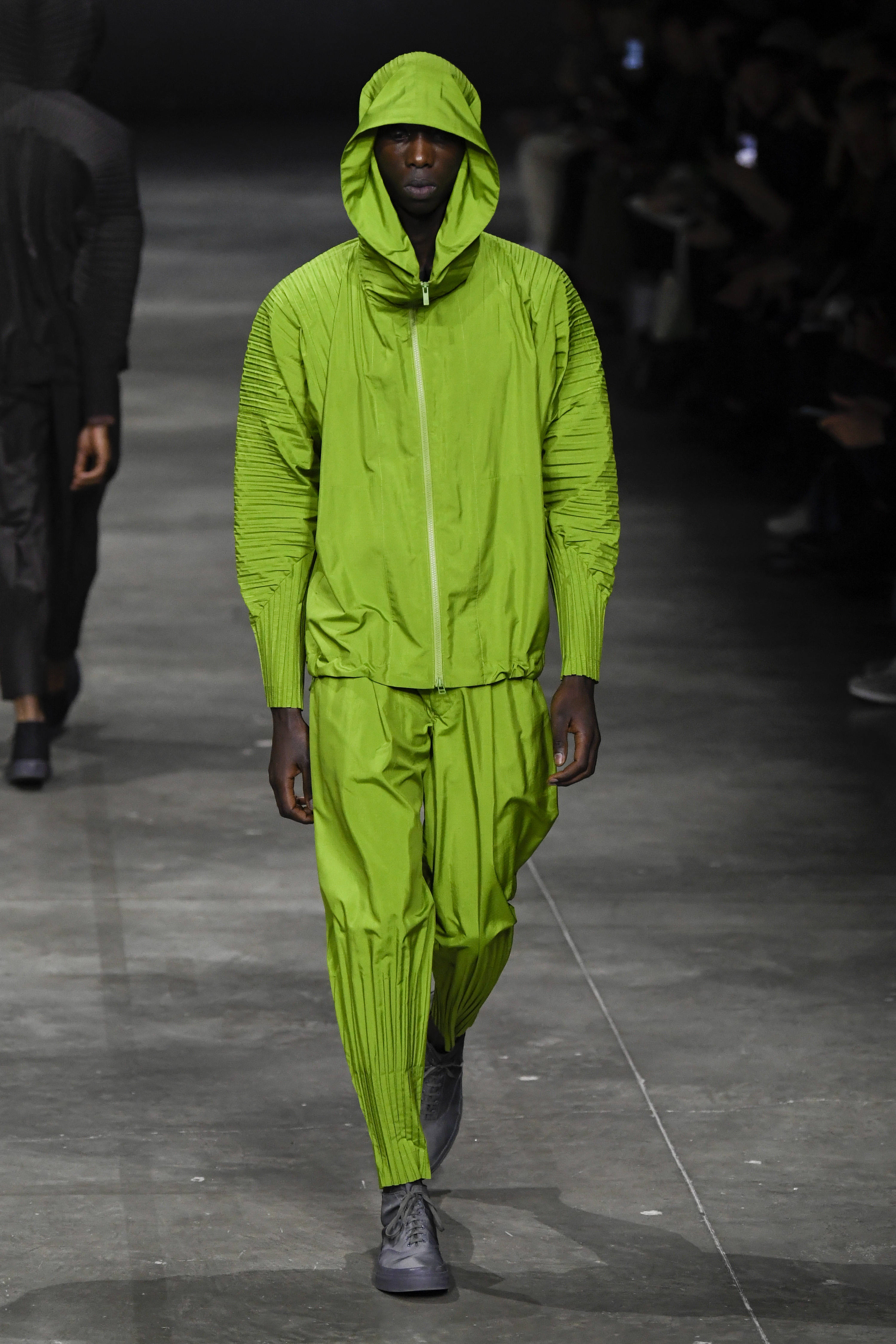 巴黎时装周2023男装秀场,2022夏季流行男装时装秀