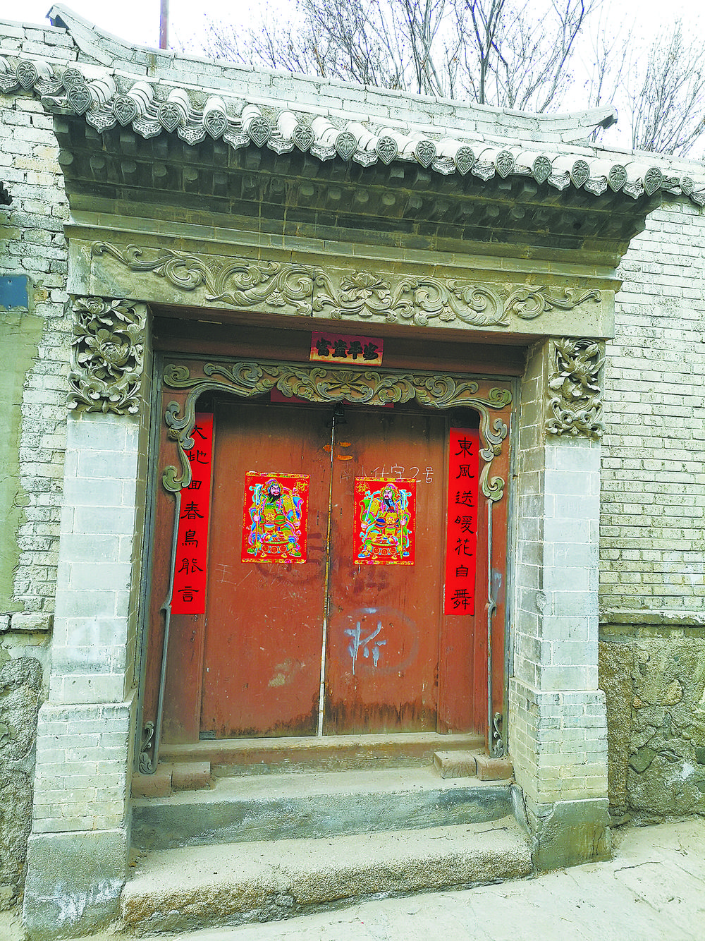 欢欢的小孩贴对联,贴对联欢欢喜喜