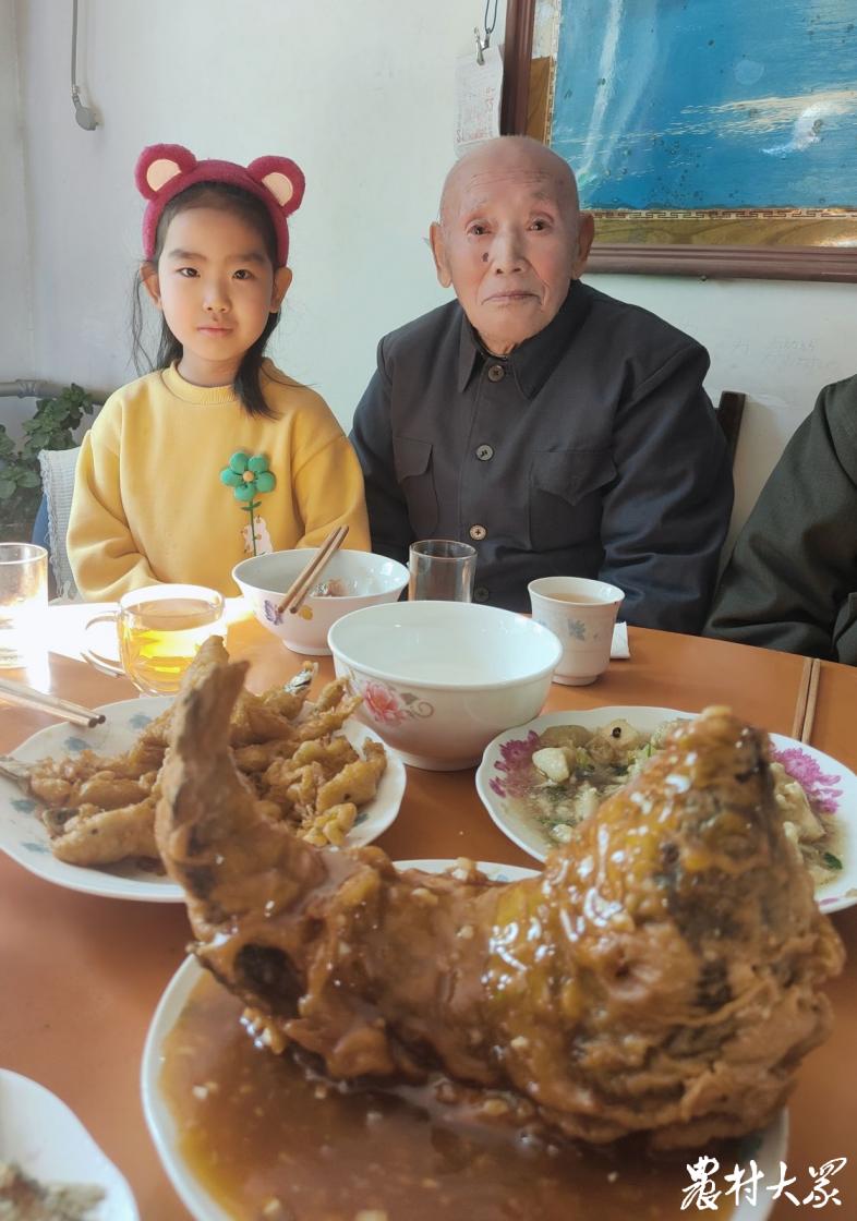 新春走基层|百岁老人过生日，各路亲戚云祝福