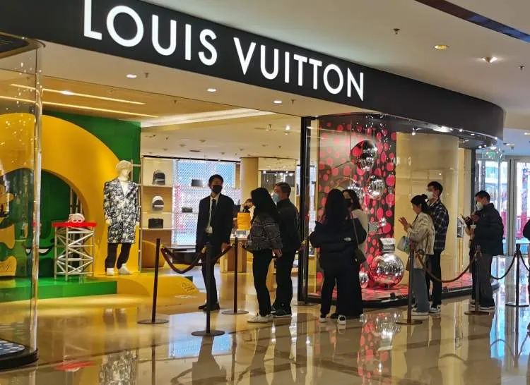 涨价的奢侈品,大排长龙奢侈品
