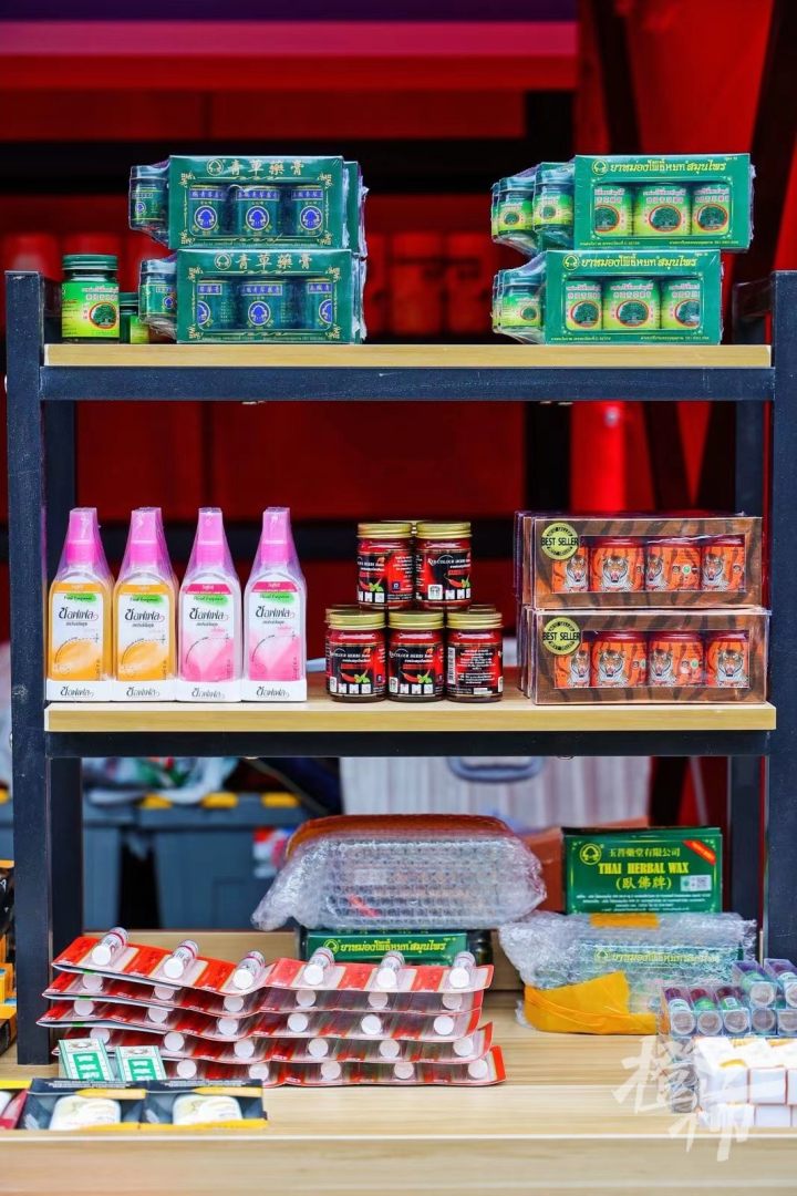 在武林路遇到泰国万金油，爱上英国海藻，进博会市集“有点东西”