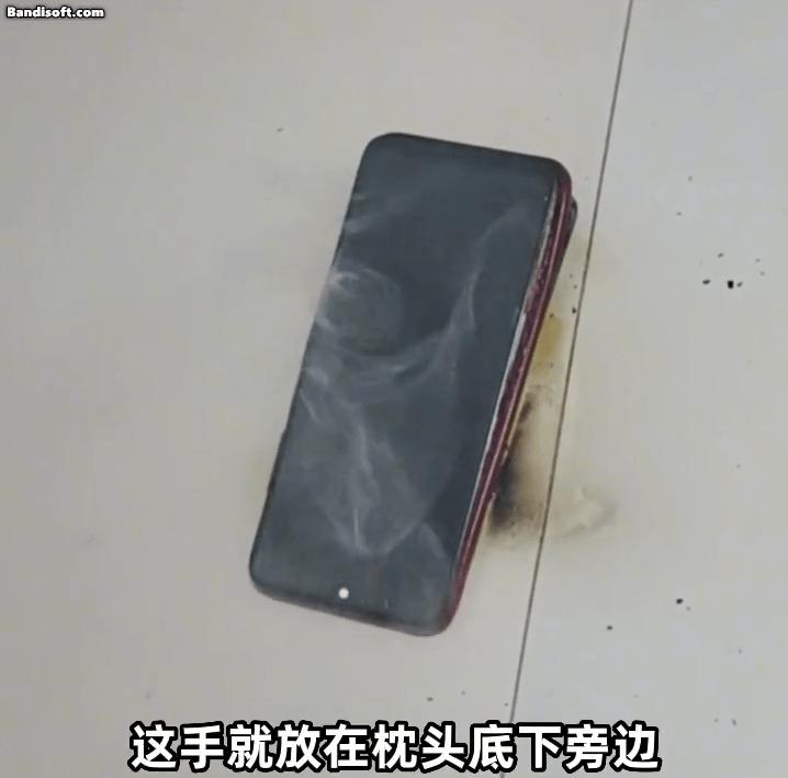 女孩给iphone充电遭电击致内脏受损,女孩充电时玩手机被电击面临截肢