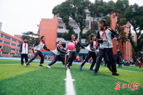 小学推出“百变运动课程”，11岁姐妹花绘制运动画册全校学生人手一份