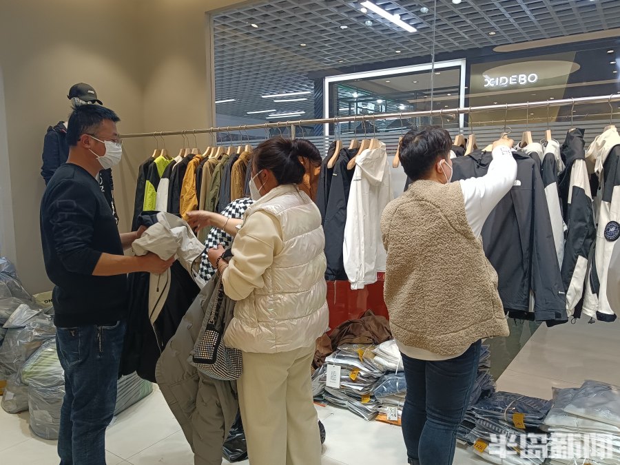 半岛调查丨买买买！一天走量上千件，样衣都来不及挂……这个服装市场重新拥抱春天