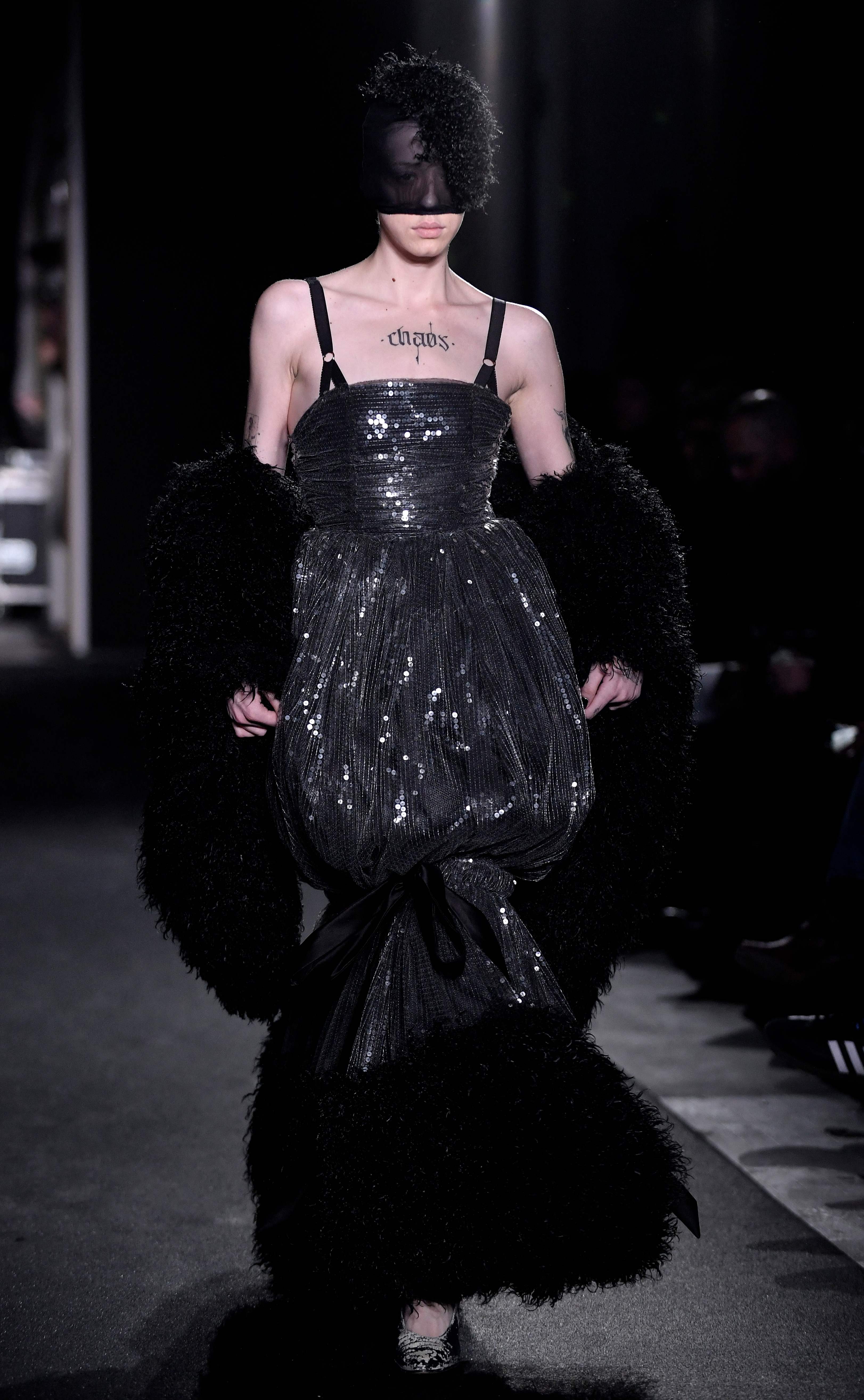 2018夏季国际时装周晚礼服t台秀,时装周红色冬季搭配走秀