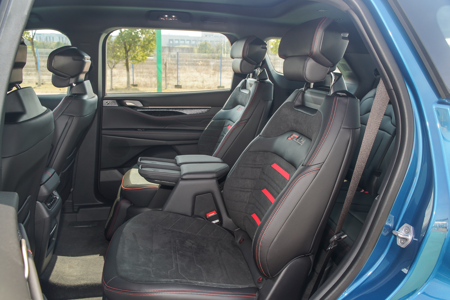 锐界plus2022款四驱七座落地,2015年锐界2.0t四驱七座二手车