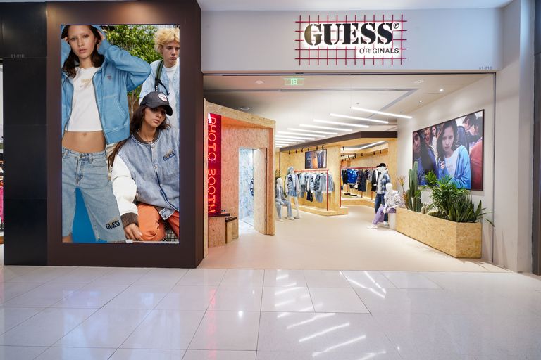 GUESSORIGINALS国内首家门店闪现上海潮酷锋芒等你解锁