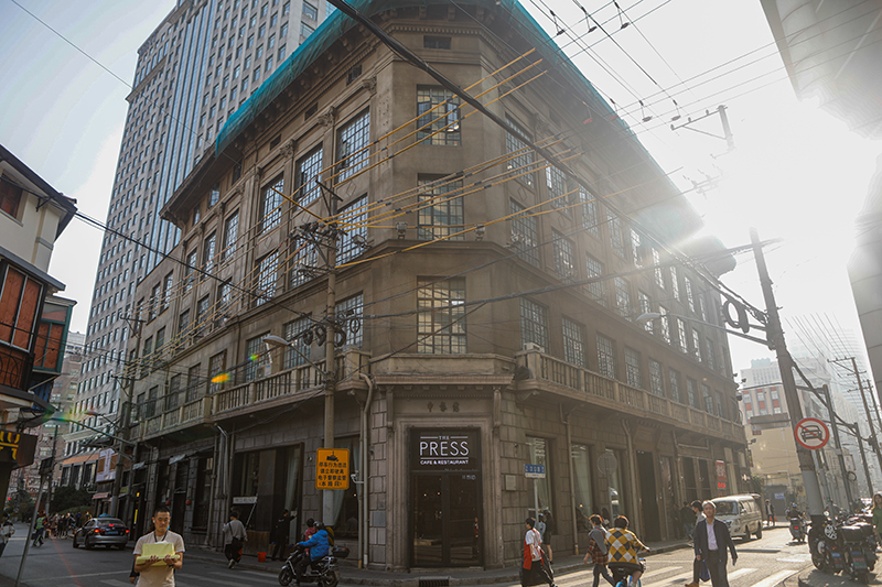 上海南京路旁的百年申报馆，开了一家报纸主题咖啡馆