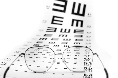 近视合并老花眼怎样配眼镜呢,近视眼遇上老花眼