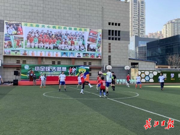 大人和小孩比赛踢球,大人和小孩踢球比赛