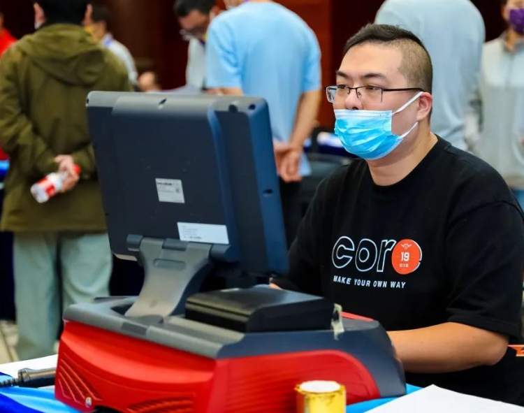 在这家竞彩店，他从彩民变成了店主，把兴趣做成事业，还撑起了养家的重任