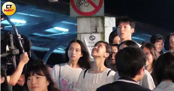 许光汉老街「十指紧扣日本女星」　近身聊天护花赶飞蛾…浪漫互动被直击