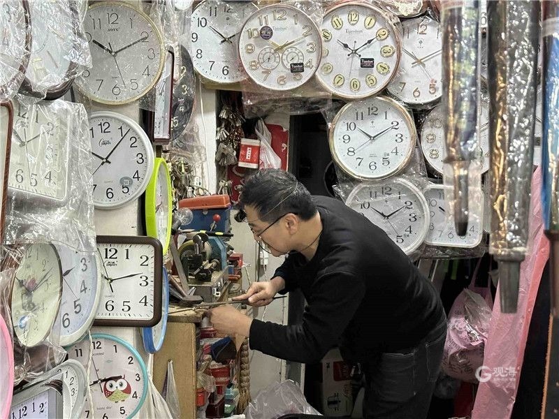 修修补补中重温“烟火气”！青岛市井街巷修补小店藏着“守艺”人