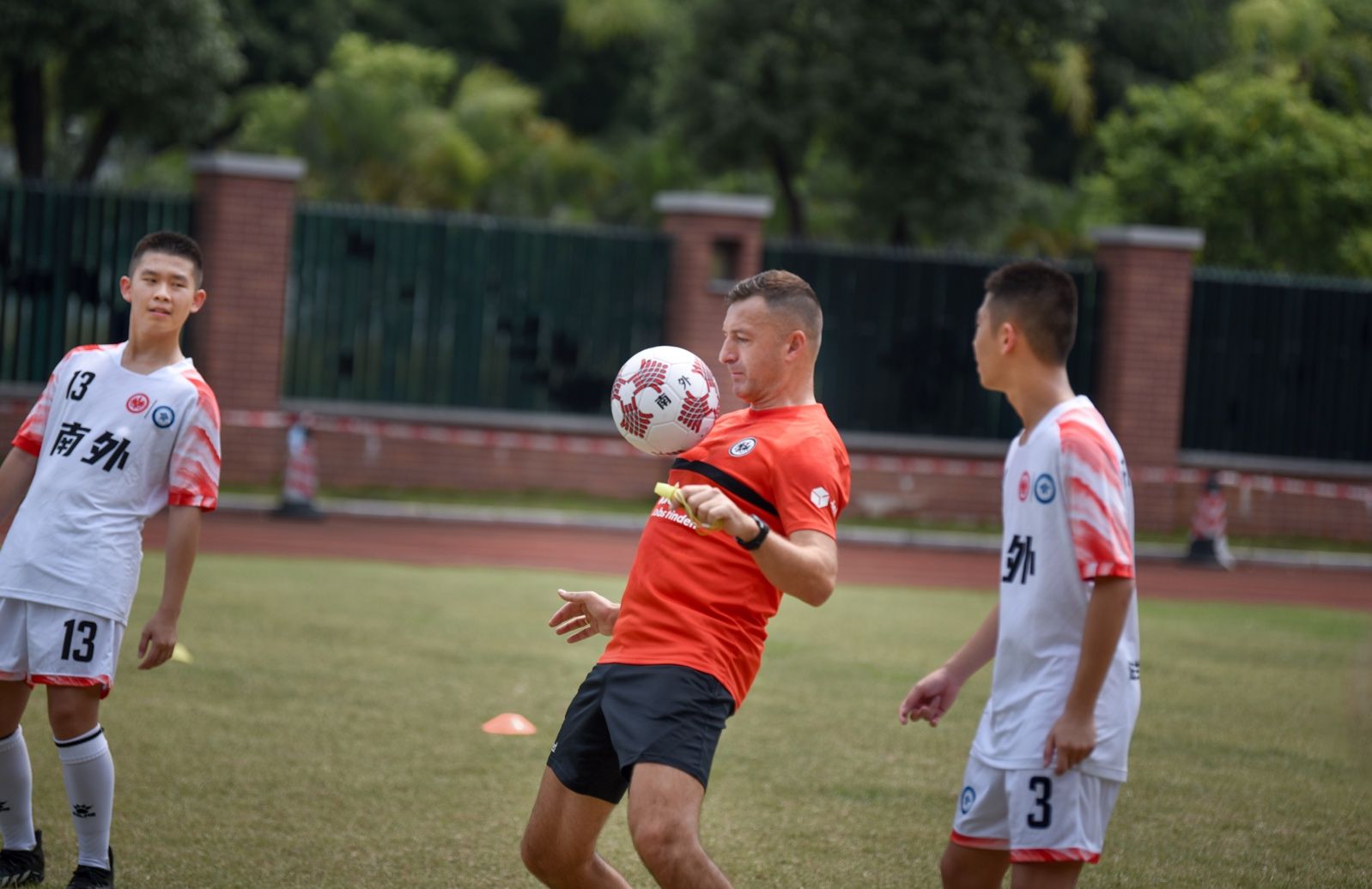 大梅沙景区救人,大梅沙老外救人