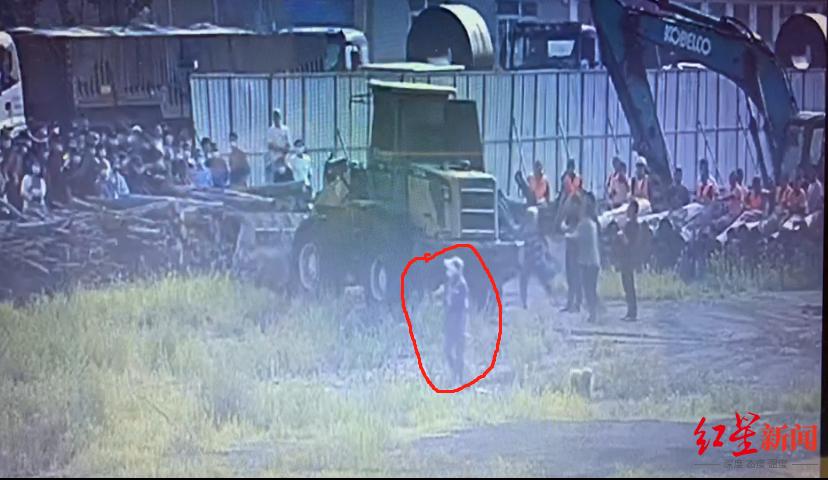 女子砍伤拆迁人员该怎么判刑,女子砍伤7名强拆人员