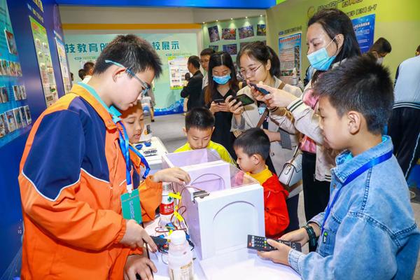 让青春在创新创造中闪光——第37届广西青少年科技创新大赛圆满落幕