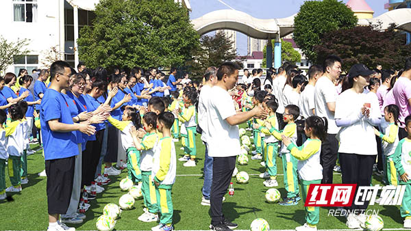 萌娃玩转单双板驰骋雪道,萌娃玩转侏罗纪主题公园