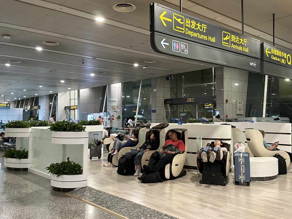 深夜白云机场vip休息室,广州白云机场过夜睡眠舱