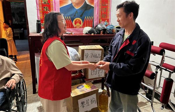 爱心公益行走进乡村,博爱之花