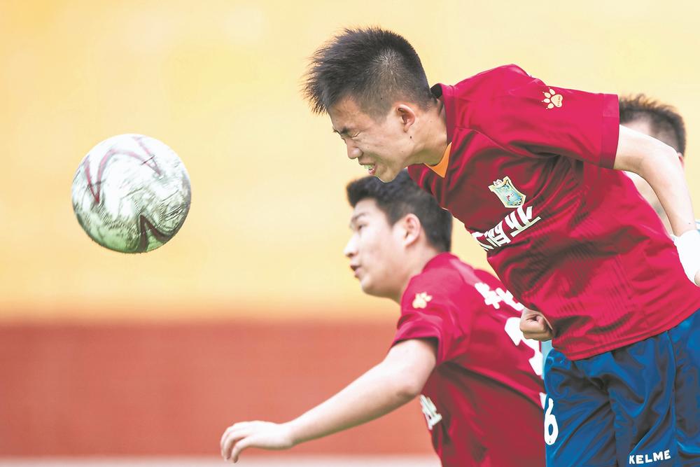 足球，带给他们的是一种快乐更是一种追求