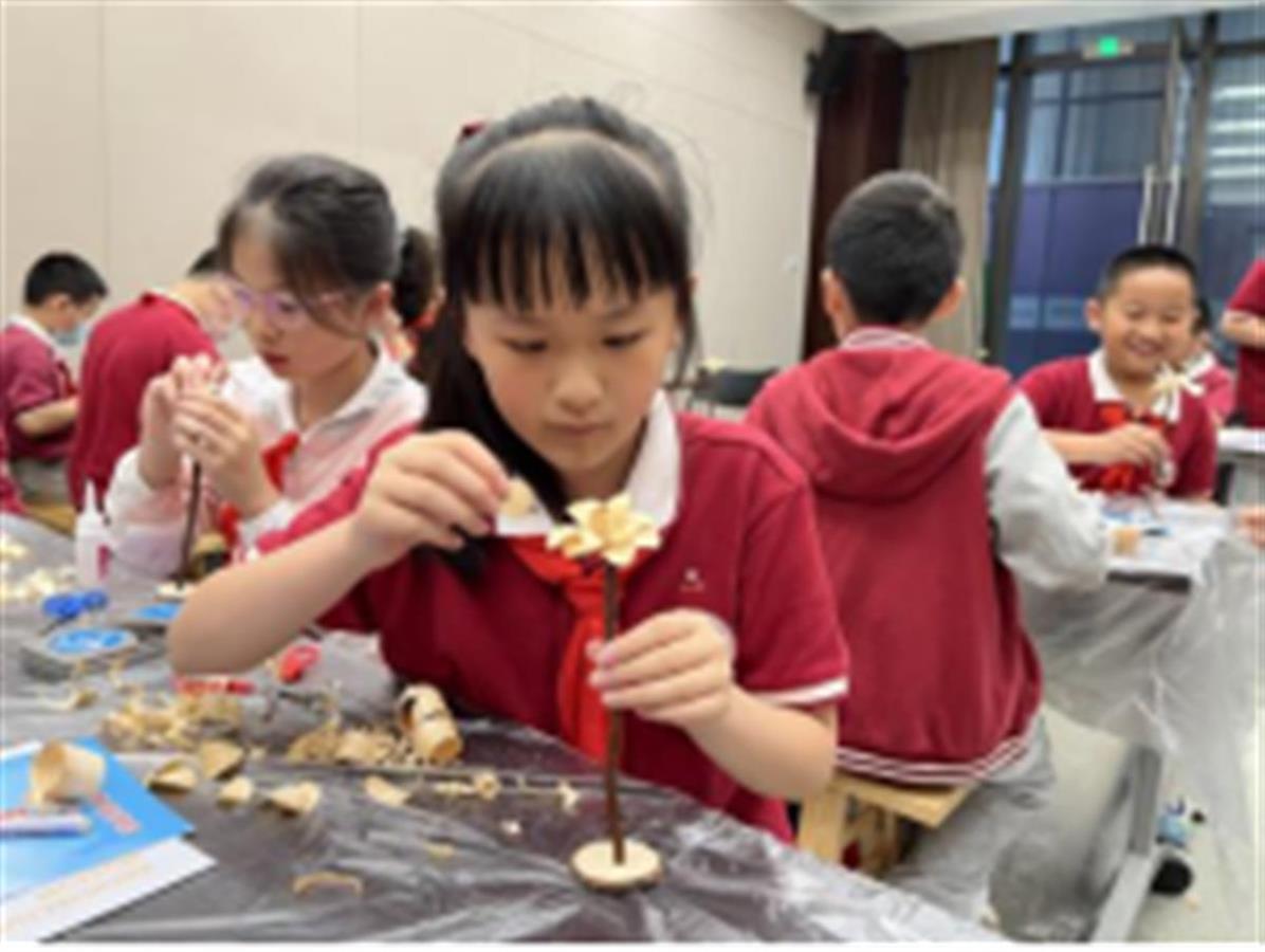 小学生走进科技馆，了解中国建筑科技魅力