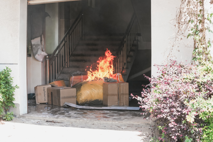 火场出现大量浓烟时应怎样前行,当火场有浓烟时正确的逃生步骤