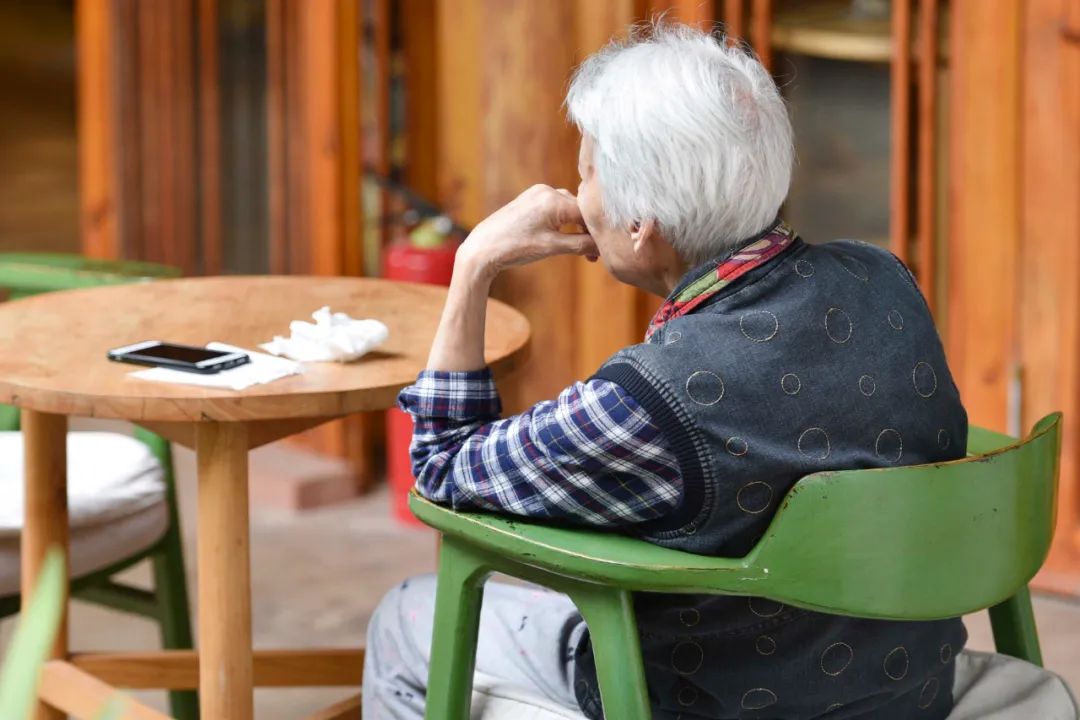 白发是身体出现疾病的信号,白发出现反映身体什么