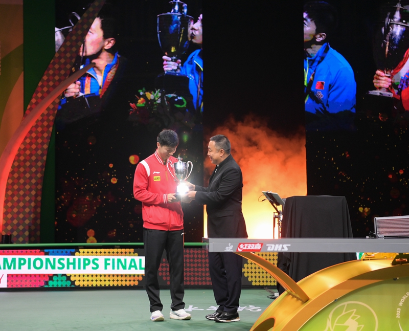 圣勃莱德杯马龙捧杯照片,马龙获圣勃莱德复刻杯国外祝贺